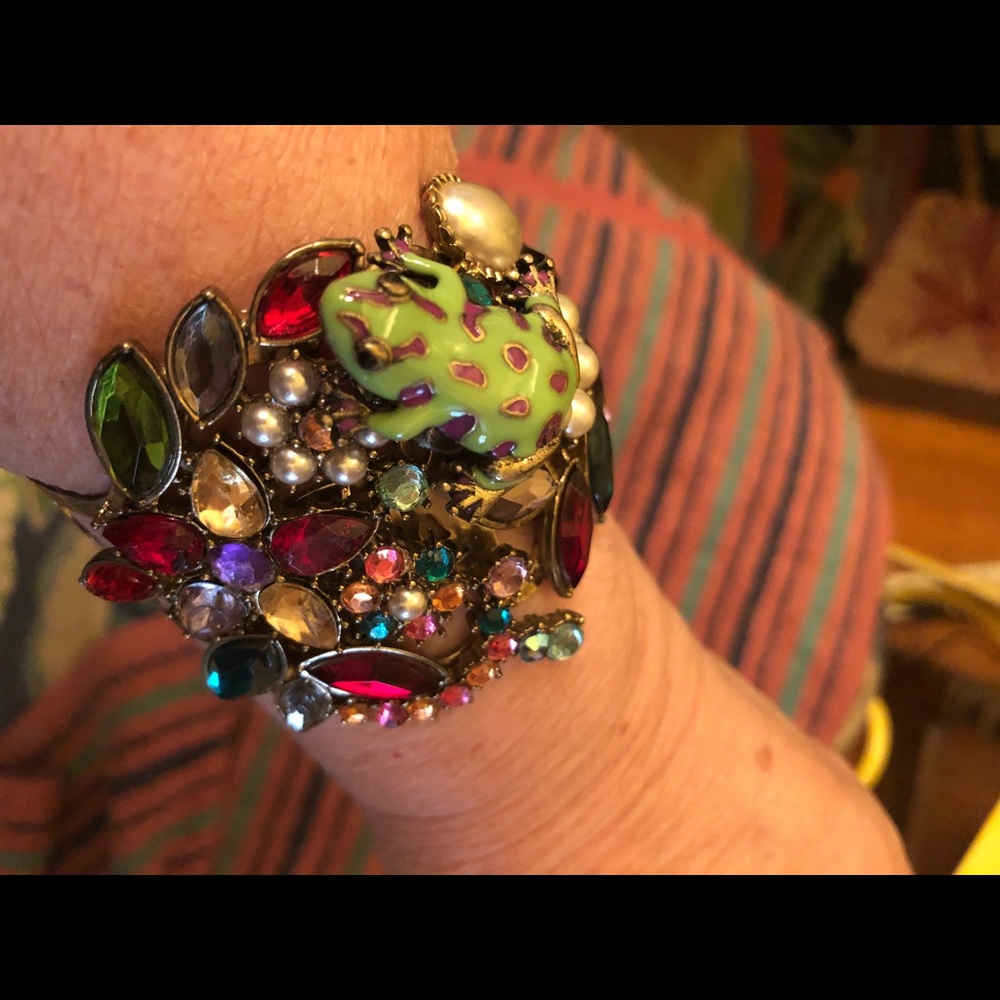 Frog on top pearl multicolor rhinestone bracelet